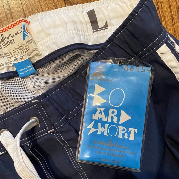 NWT Navy and white Wonderwall Board Shorts L - Picture 2 of 4